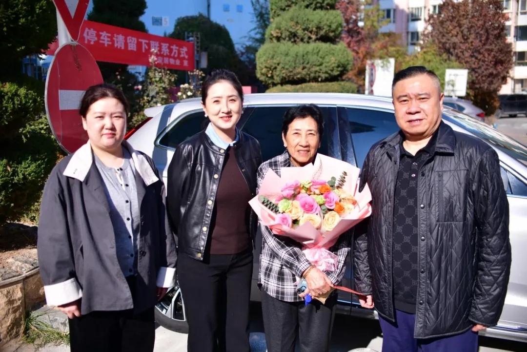 青海省第五人民医院党委重阳节走访慰问离退休老党员